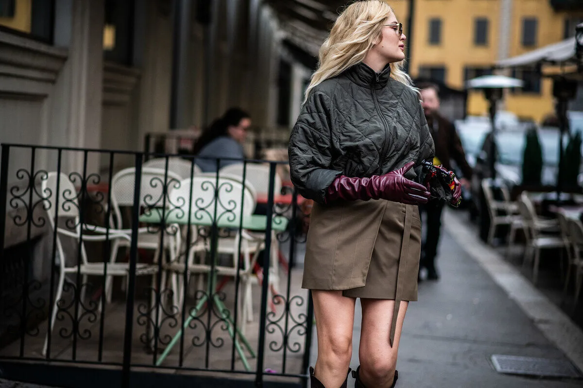 Kobieta na ulicy miejskiej w trakcie weekendu – przykład codziennych działań zakupowych, które mogą się zmienić po zawężeniu handlu w niedziele.