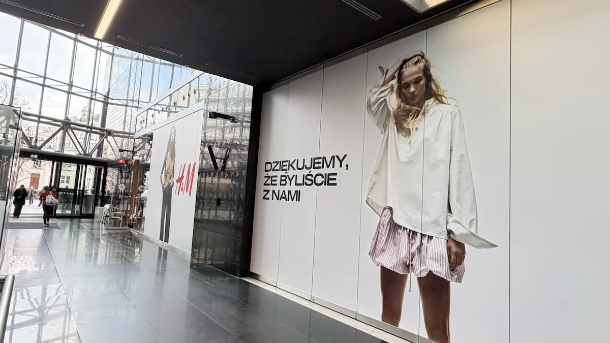 H&amp;M Plac Unii. Sklep w centrum Warszawy zamknięty po 13 latach. Na zdjęciu zamknięty salon, z widocznym napisem "Dziękujemy, że byliście z nami". 