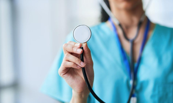 Medyk w Funduszu to wyjątek. Ministerstwo zdrowia zaprasza adwokatów i biologów.