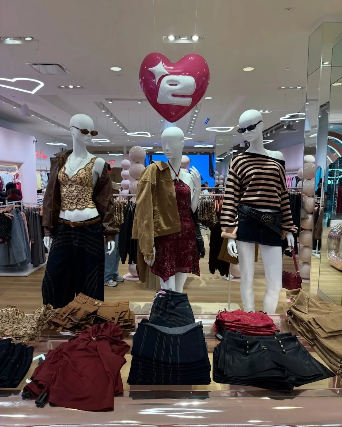 Wnętrze sklepu Edikted z manekinami prezentującymi modne stylizacje w stylistyce Gen Z – od koronkowych topów po codzienne zestawy. Prezentacja pokazuje, jak marka przenosi swoje internetowe trendy do fizycznej przestrzeni retail.