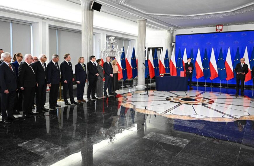 Nowi sędziowie Trybunału Konstytucyjnego w ruchu. Prezydent: To bezprawne.