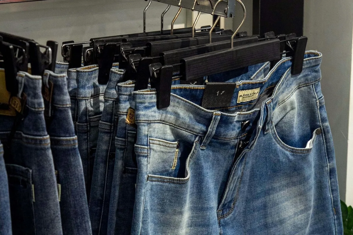 Co z dawnym zakładem Levi's? Na fotografii dżinsy wiszące na wieszakach.