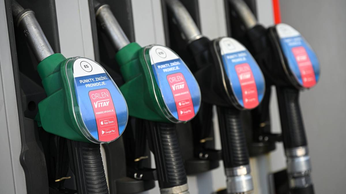 Cztery dystrybutory paliwa na stacji benzynowej.