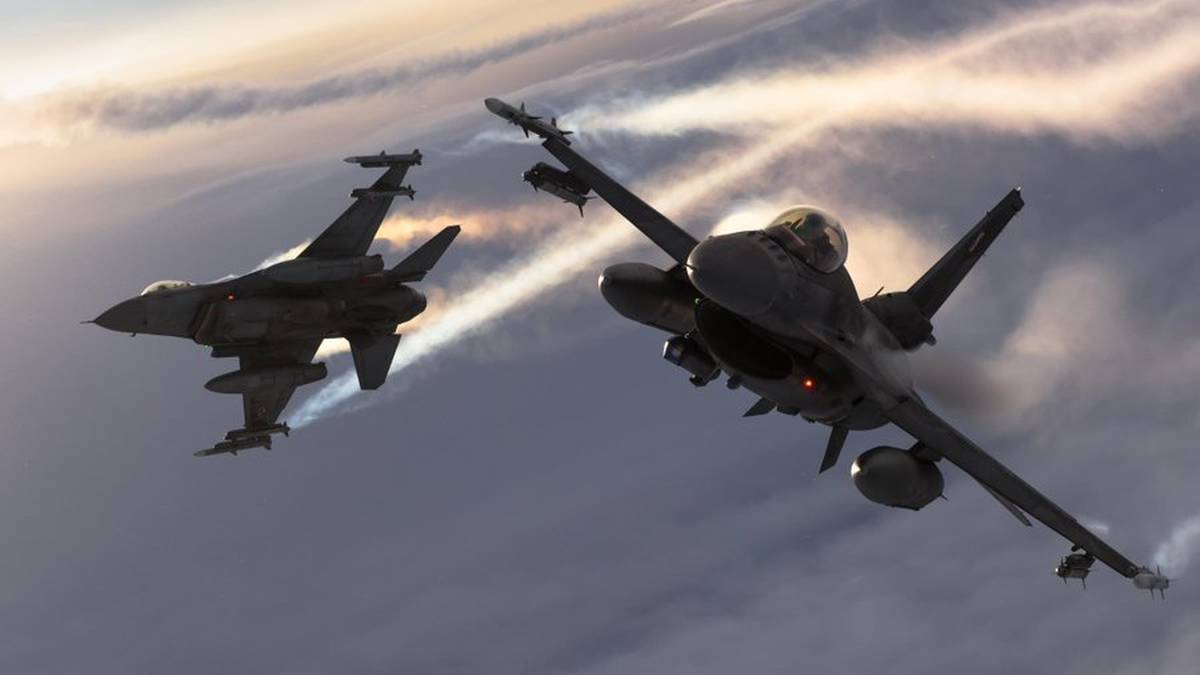 Dwa polskie myśliwce F-16 lecące w formacji podczas misji patrolowej nad Morzem Bałtyckim.