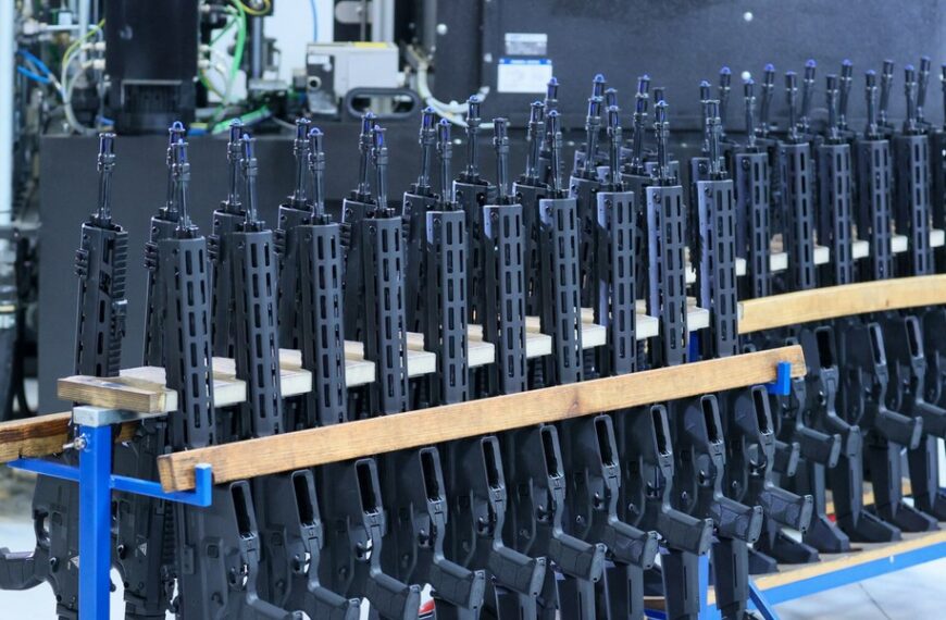 Radom: Zwiększona produkcja, brak zamówień. Kryzys w zakładzie zbrojeniowym.