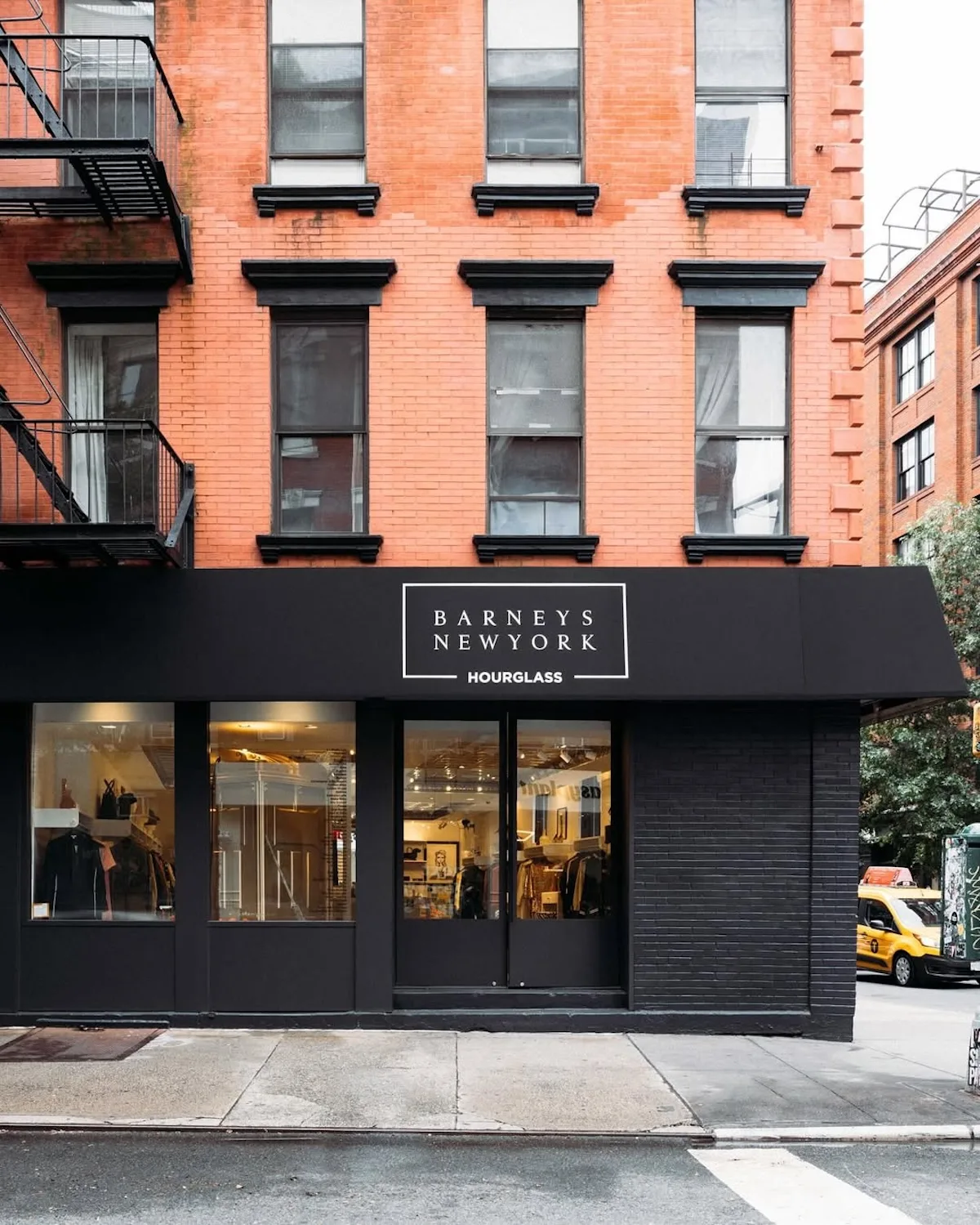 Fasada sklepu Barneys New York w Nowym Jorku, symbol jednej z najbardziej rozpoznawalnych marek luksusowych. Możliwy powrót do miasta – w tym do kultowych lokalizacji – budzi duże zainteresowanie branży i klientów.