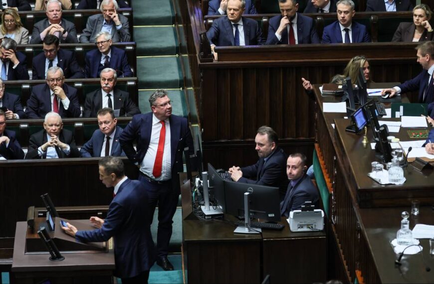 Badanie opinii publicznej po dwóch kluczowych momentach. Zarówno Tusk, jak i Kaczyński, mają powody&hellip;