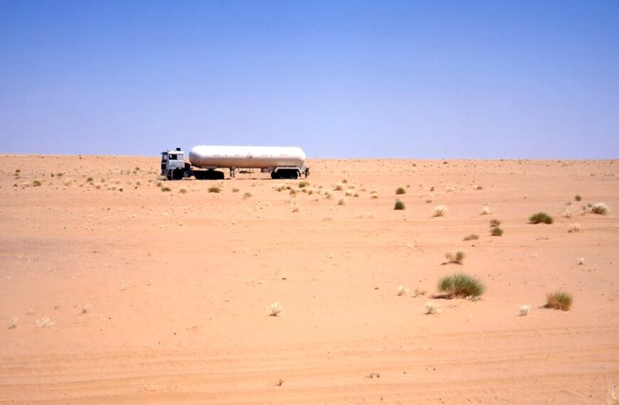 Irak rozważa alternatywne trasy na sprzedaż ropy. Konwoje z tankowcami skierowane do Syrii.