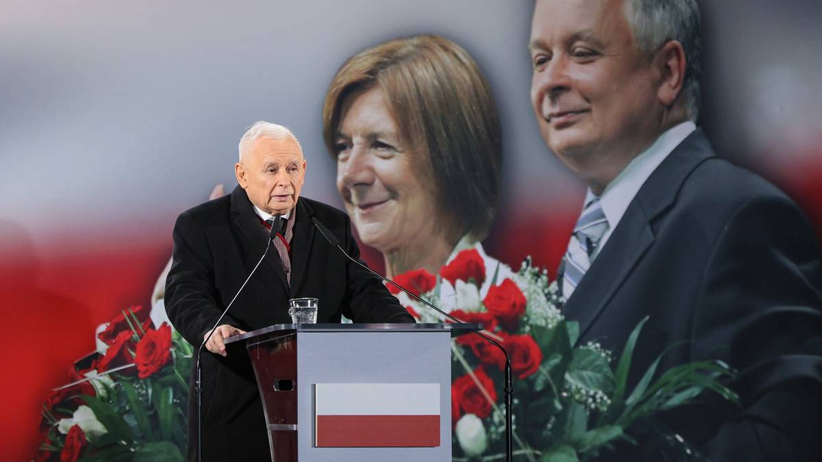 Jarosław Kaczyński przemawia przy mównicy, w tle widać sylwetki Lecha Kaczyńskiego i Marii Kaczyńskiej.