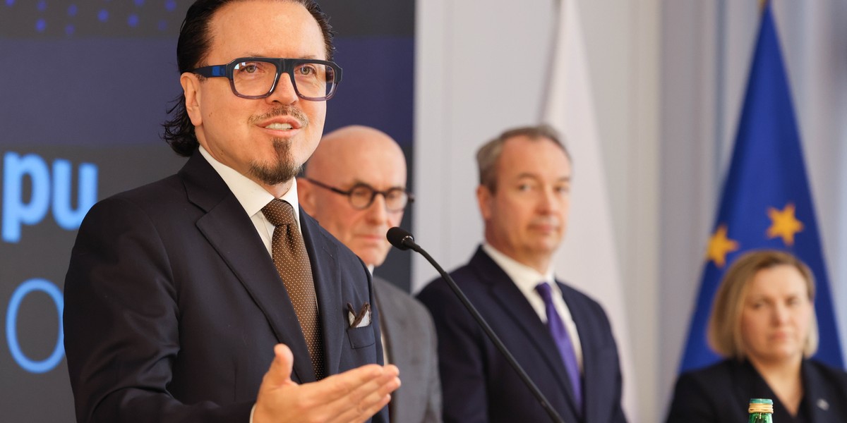 Minister aktywów państwowych Wojciech Balczun, w tle prezes Orlenu Ireneusz Fąfara i prezes Azotów Marcin Celejewski