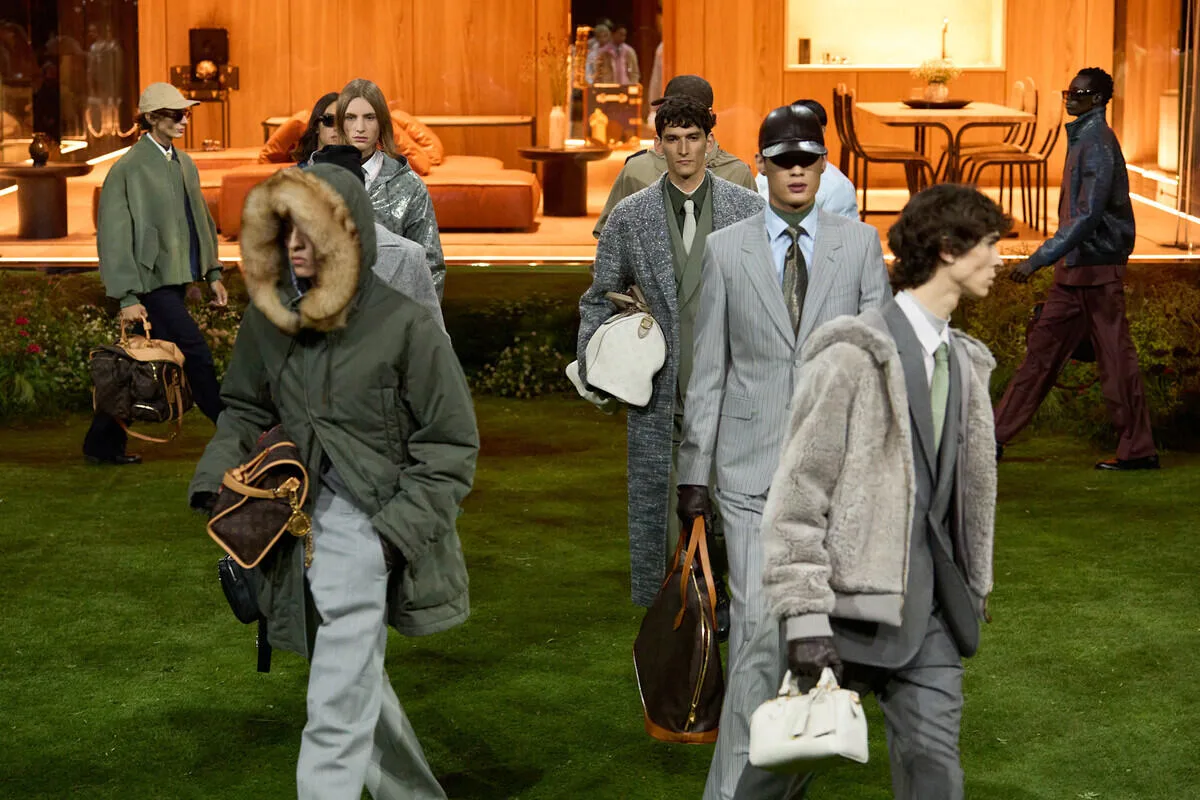 Modelki prezentują kreacje z luksusowej kolekcji odzieżowej podczas pokazu, reprezentując sektor fashion &amp; leather goods LVMH. Fotografia oddaje specyfikę branży, która w roku 2026 boryka się z regresją popytu i naciskami makroekonomicznymi.