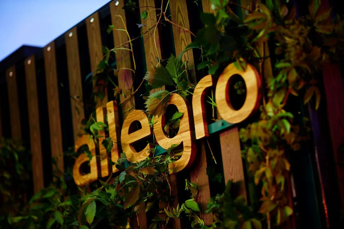 Allegro – znak firmowy platformy na tle zielonej ściany, jeden z czołowych graczy e-commerce w Europie konkurujący z globalnymi platformami sprzedażowymi.