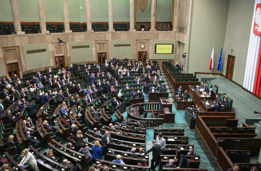 KO liderem, lecz bez samodzielnej władzy. Rezultaty najnowszego badania opinii publicznej zdumiewają.