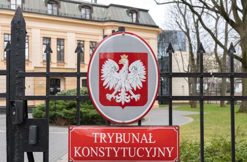 Konstytucyjny Trybunał traci w oczach Polaków. Dane z&hellip;