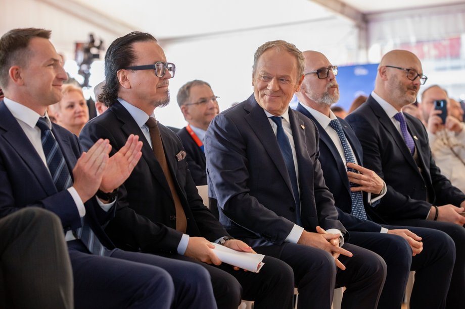 Od lewej: rzecznik rządu Adam Szłapka, minister aktywów państwowych Wojciech Balczun, premier Donald Tusk, prezes zarządu Enea Grzegorz Kinelski i prezes Apator Maciej Wyczesany podczas inauguracji projektu „Local content. Z korzyścią dla Polski” w siedzibie Apator S.A. w Łysomicach koło Torunia, 9 kwietnia 2026