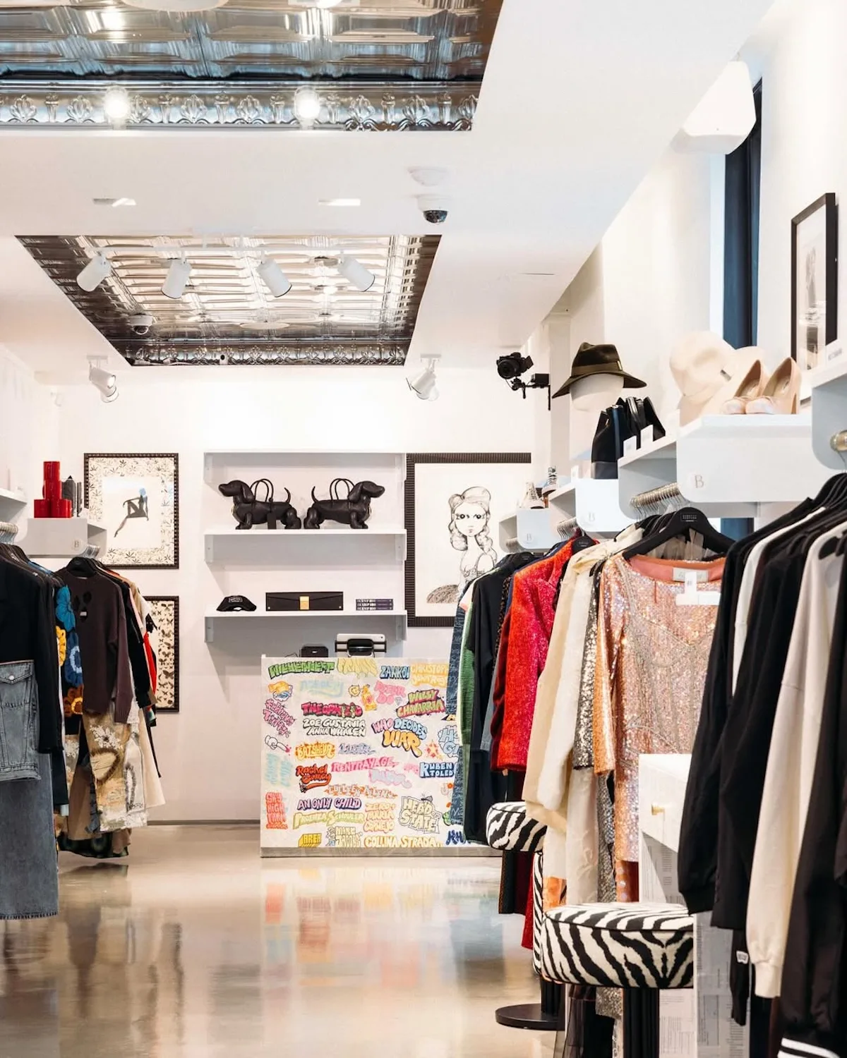 Nowoczesne wnętrze butiku modowego nawiązujące do luksusowego charakteru Barneys New York. Tego typu przestrzeń może odzwierciedlać kierunek, w jakim marka pójdzie przy potencjalnym powrocie – bardziej kameralny, ale nadal ekskluzywny format retailu.