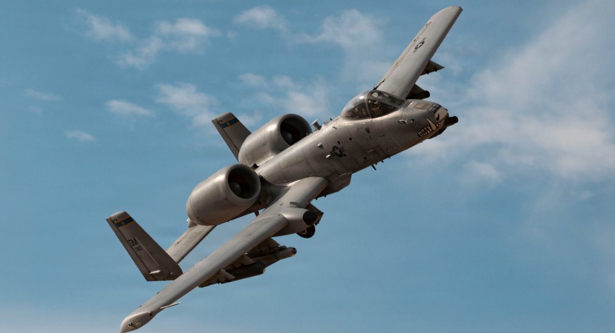 Samoloty szturmowe A-10 wykonują kluczowe misje ratunkowe pilotów podczas huraganu Sandy, ale są wycofywane ze służby i teraz pojawia się problem, czym je zastąpić