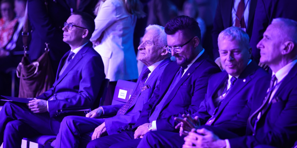 Prof. Jerzy Buzek (czwarty z prawej) i prezydent Katowic Marcin Krupa (trzeci z prawej) podczas pierwszego dnia Europejskiego Kongresu Gospodarczego w Katowicach, kwiecień 2026