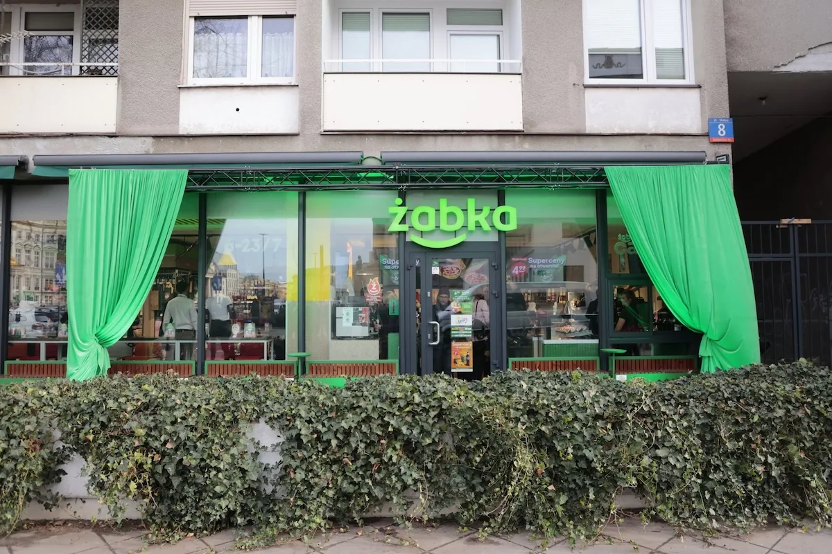 Sklep Żabka jako punkt nadawania i odbioru paczek – element sieci Izidrop wspierającej zwroty i logistykę e-commerce w modelu PUDO.