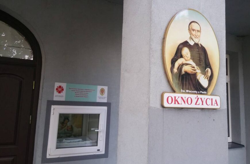 Dziecko w oknie życia. Noworodek ma parę dni.