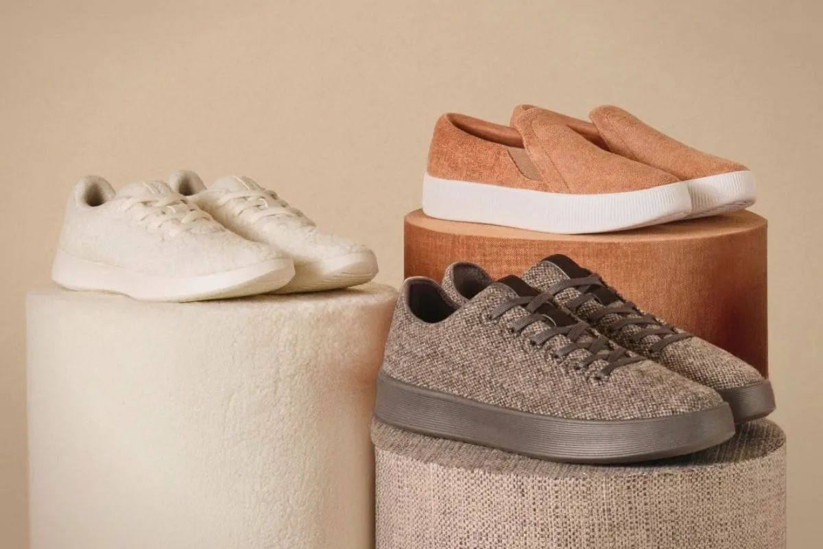 Upadek allbirds wycena co poszło nie tak. Różne modele obuwia Allbirds zaprezentowane na oszczędnej ekspozycji – dzisiaj często przytaczane jako przykład bankructwa marki i straty pozycji na rynku.