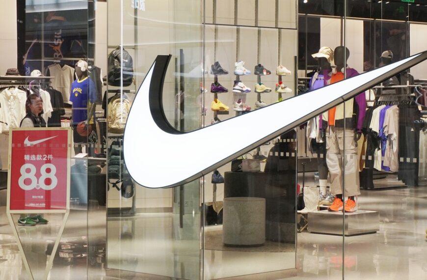 Nike planuje redukcję etatów. Przyczyną znaczny regres sprzedaży.