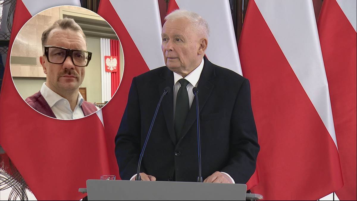 Jarosław Kaczyński przemawia za m&oacute;wnicą, obok portret Łukasza Mejzy.