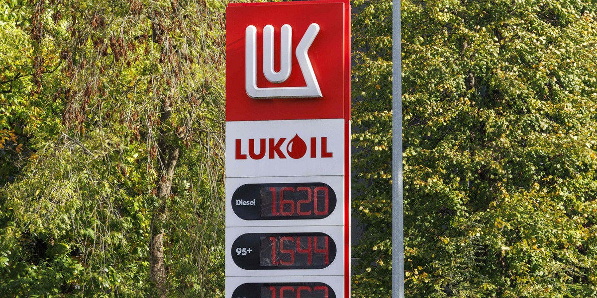 Stany Zjednoczone odnawiają wyłączenie stacji benzynowych Łukoila spod sankcji.