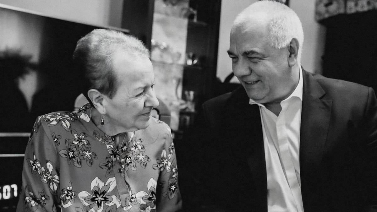 Jacek Sasin i jego matka rozmawiają.