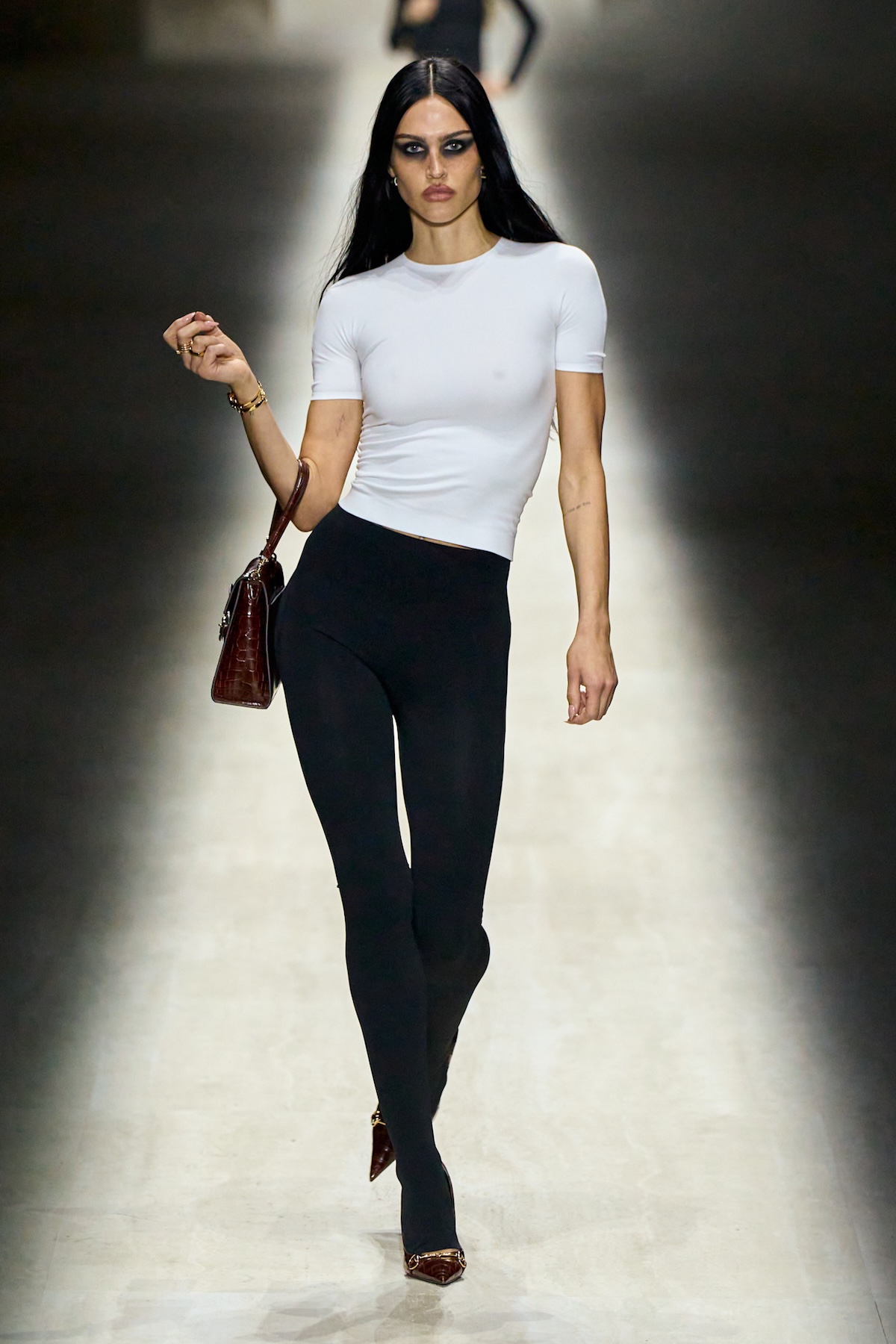 Modelka na wybiegu Gucci w minimalistycznym topie i czarnych legginsach – styl nowej kolekcji