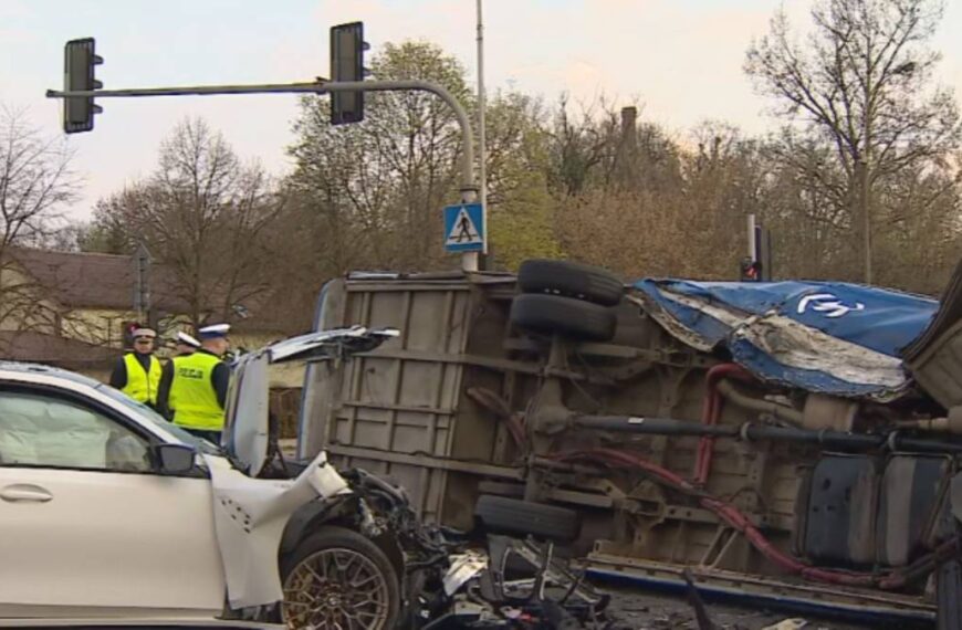 Zdarzenie z autobusem komunikacji miejskiej. Ośmiu rannych.