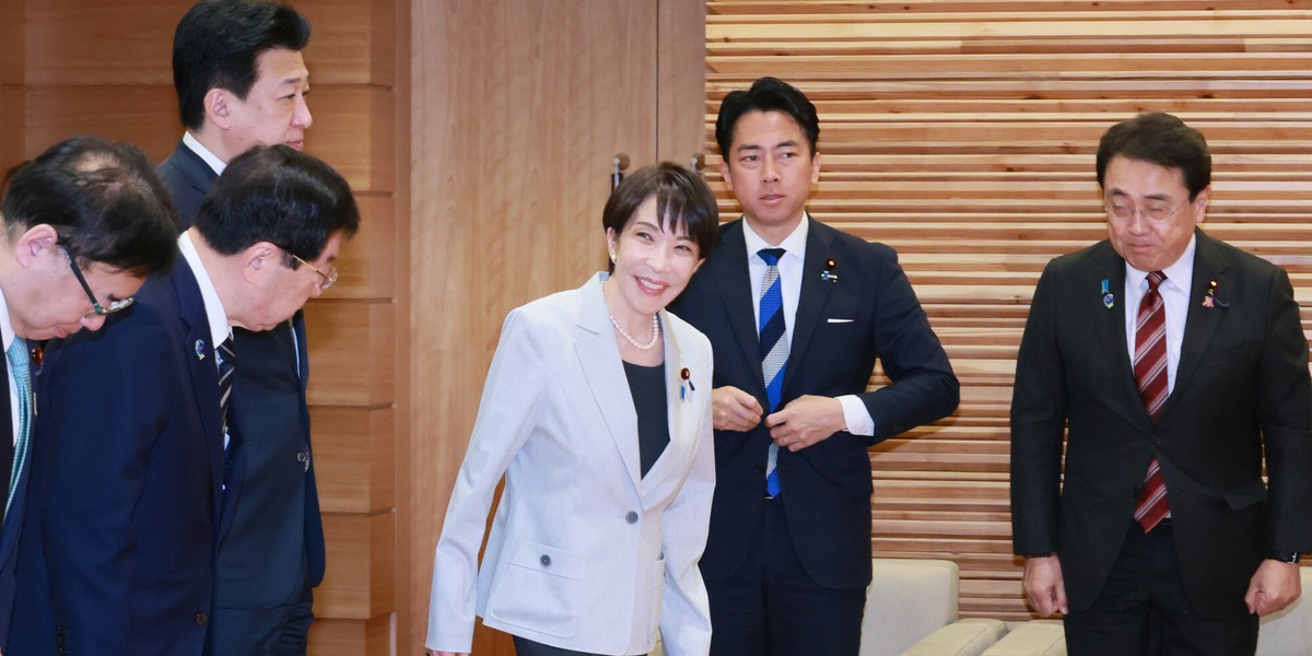 Premierka Japonii Sanae Takaichi uczestniczy w posiedzeniu gabinetu w swoim biurze w Tokio