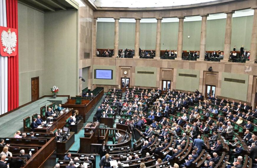 Platforma Obywatelska zwiększa dystans nad partią rządzącą. Aktualne badanie opinii.