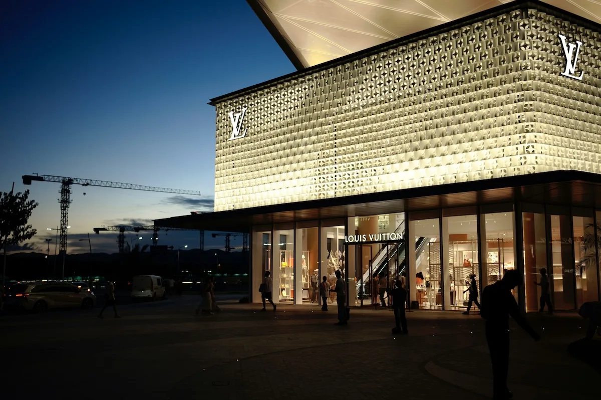 Salon Louis Vuitton oświetlony nocą, prezentujący reprezentatywny segment fashion &amp; leather goods grupy LVMH. Zdjęcie ilustruje zasadniczy zakres aktywności, który najdotkliwiej odczuł skutki w wynikach finansowych LVMH za Q1 2026.
