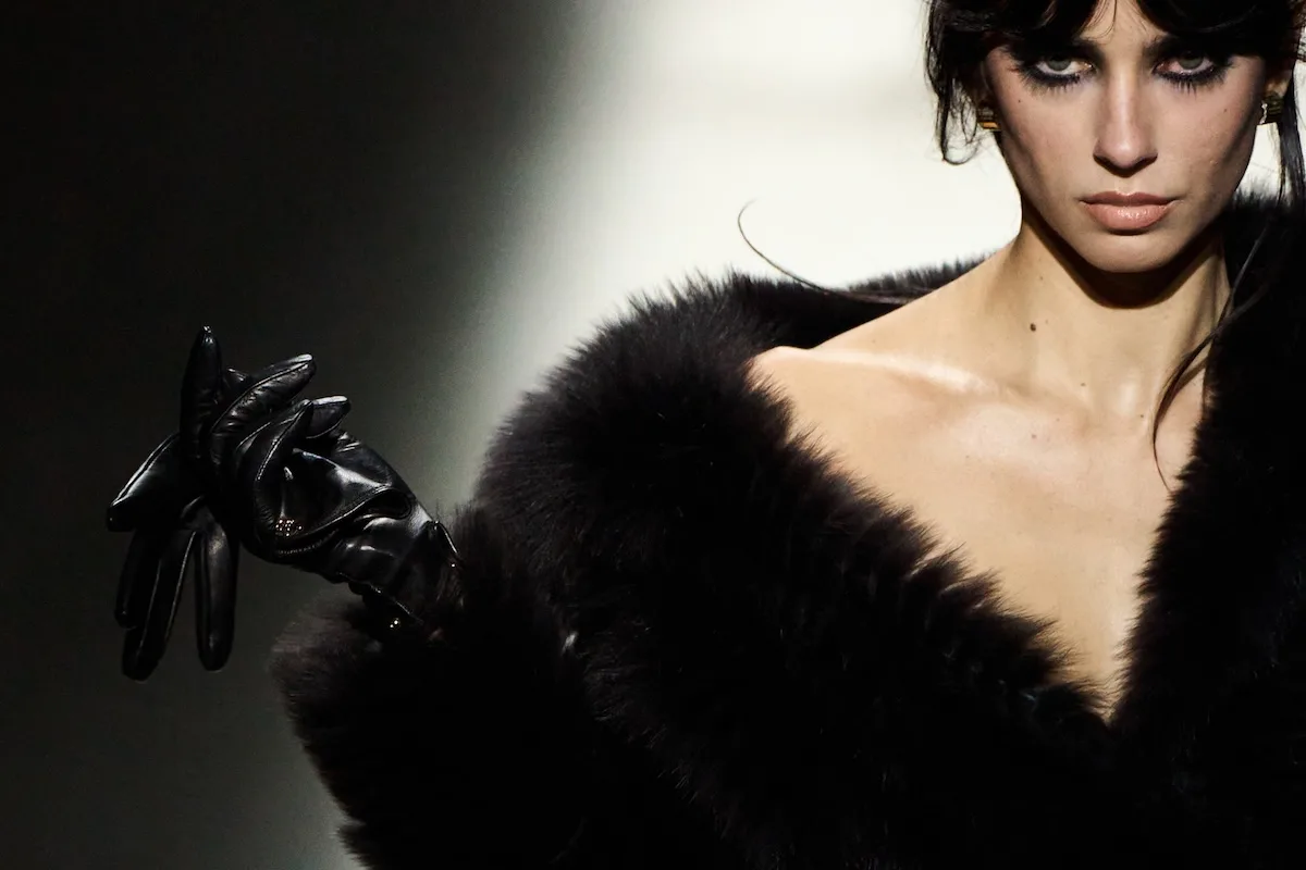 Modelka w czarnej, wieczorowej stylizacji Gucci – wyrazista estetyka i kierunek odbudowy tożsamości marki w strategii Kering.