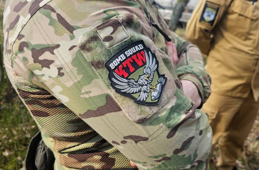 Tajemniczy bezzałogowiec w lesie koło Opola. Stróże prawa poszukują dysponenta.