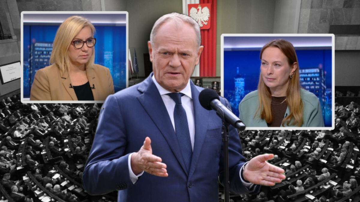 Premier Donald Tusk przemawiający przed grupą posł&oacute;w, z wizerunkami dw&oacute;ch kobiet po bokach.