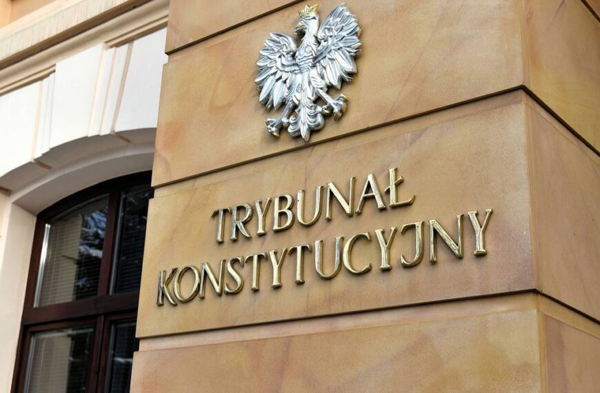 Przysięga sędziów TK w parlamencie. Ostry komentarz Błaszczaka: Pogwałcą przepisy.