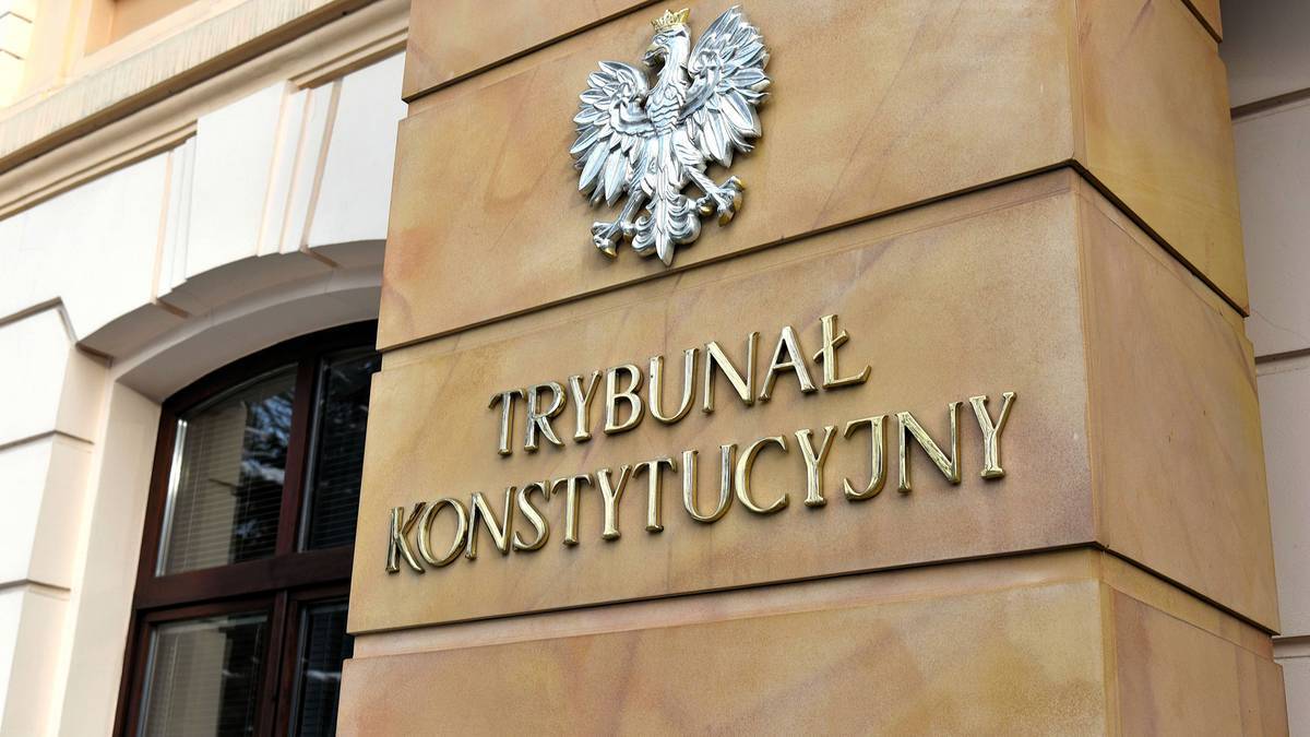 Napis "Trybunał Konstytucyjny" na elewacji budynku, nad nim godło Polski (orzeł)