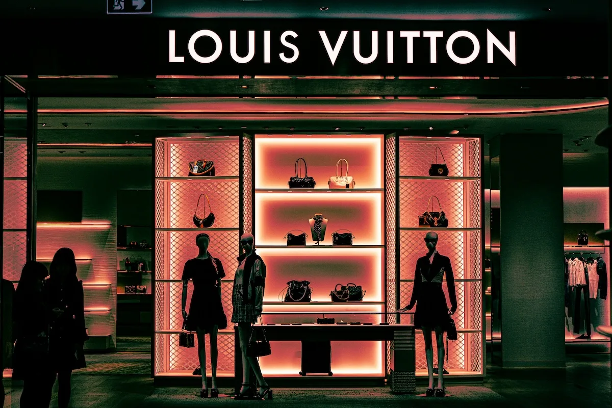 Sklep Louis Vuitton z elegancką aranżacją wnętrza odzwierciedla świat luksusu zależnego od międzynarodowych klientów i turystyki. W obliczu destabilizacji na Bliskim Wschodzie takie miejsca mogą notować spadki sprzedaży, szczególnie w regionach opartych na zagranicznych zakupach.
