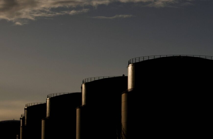 Naftowy wstrząs z regionu MENA dotknie Europę. IEA prognozuje bezprecedensowe uszczerbki.