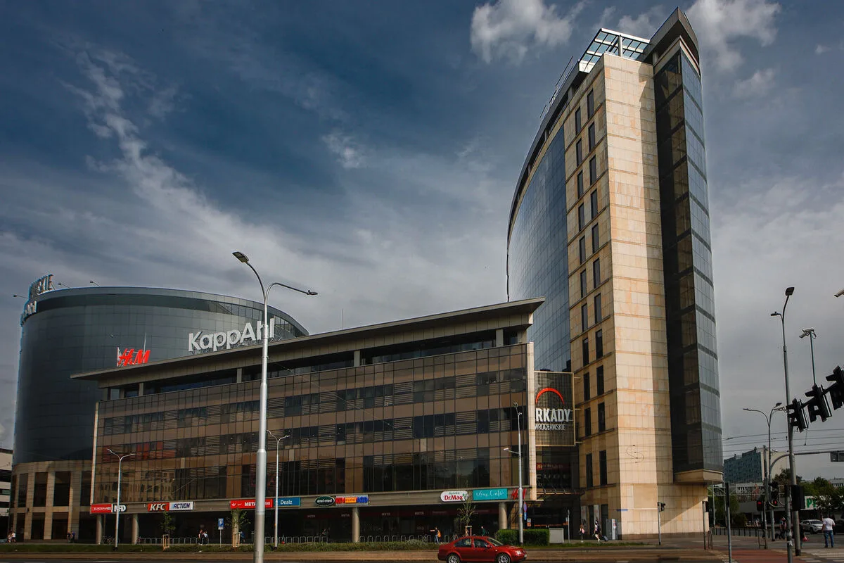 Rozbiórka Arkad Wrocławskich, co w zamian? Na zdjęciu: Arkady Wrocławskie przed rozbiórką – jeden z najbardziej znanych ośrodków handlowych we Wrocławiu, który ustępuje z panoramy miasta.