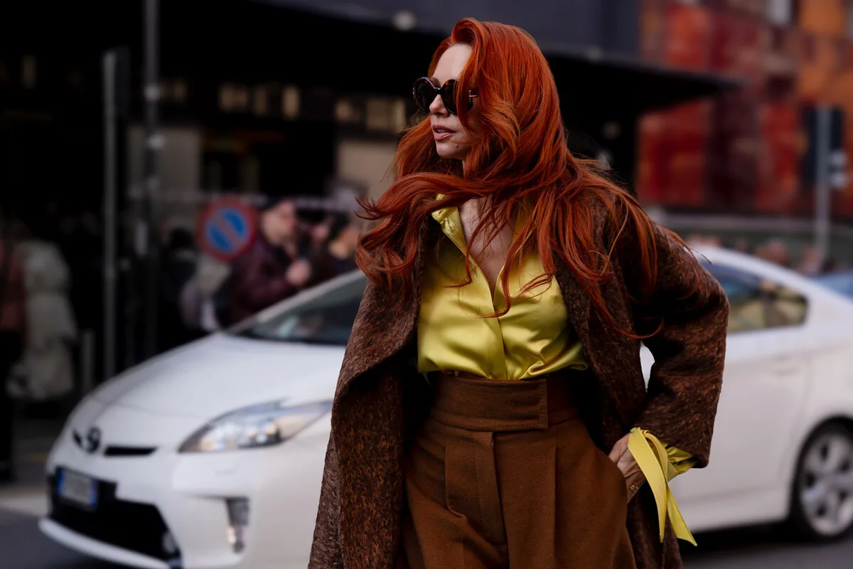 Stylowa kobieta w luksusowej kreacji na tle miejskiej scenerii odzwierciedla ideę wymagającego klienta, na którym zamierza skupić się Saks Global po procesie zmian. Nowa strategia przedsiębiorstwa uwzględnia skierowanie uwagi na najbardziej wyrafinowanych odbiorców i przemianę koncepcji zakupów w sektorze premium.