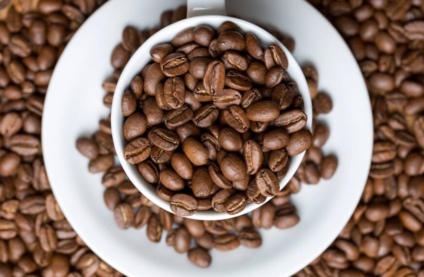 Fałszywą kawę ciężko odróżnić. Tak naciągacze podrabiają autentyczne ziarna.
