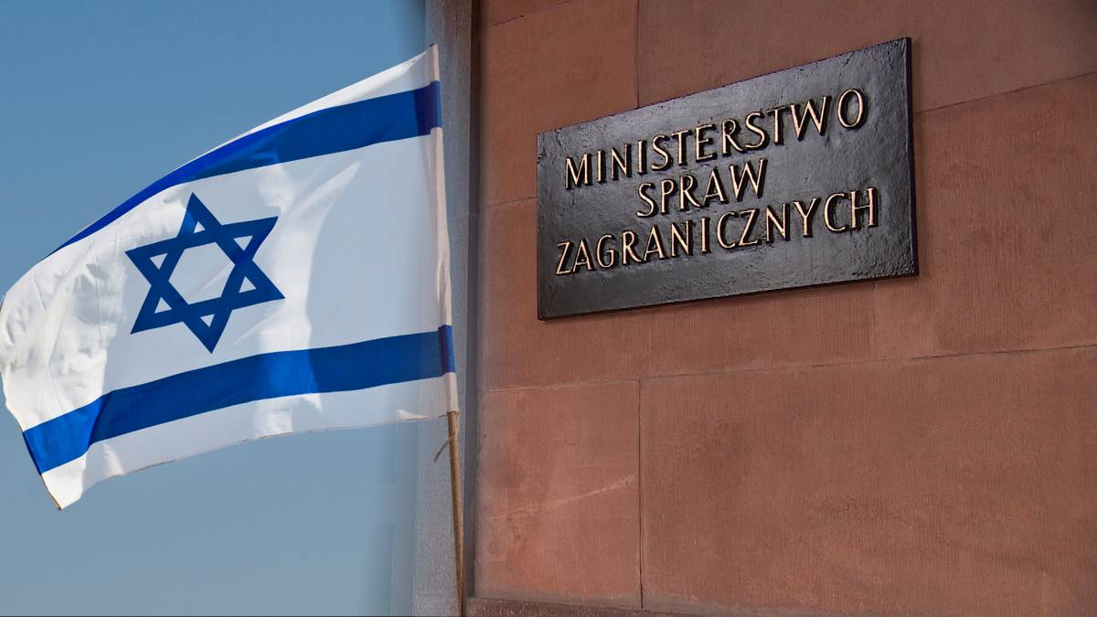 Flaga Izraela powiewająca obok tablicy z napisem "Ministerstwo Spraw Zagranicznych"