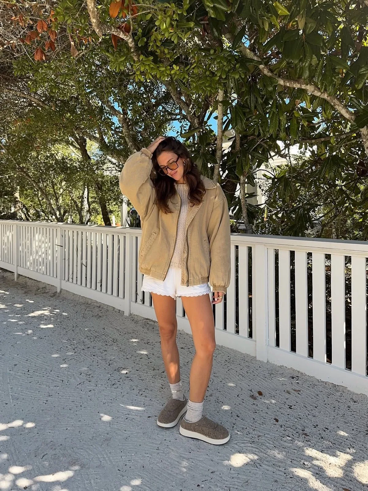 Kobieta w swobodnym stroju nosząca wsuwane buty Allbirds w słoneczny dzień – model, który był symbolem marki przed jej upadkiem.