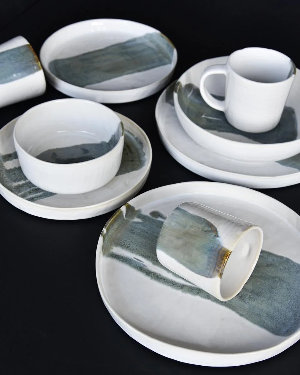 Zestaw naczyń kuchennych w minimalistycznym stylu, charakterystycznym dla marki Duka. Produkty symbolizują estetykę, która jeszcze niedawno przyciągała klientów – dziś jednak firma zmaga się z poważnym kryzysem i zamykaniem sklepów.