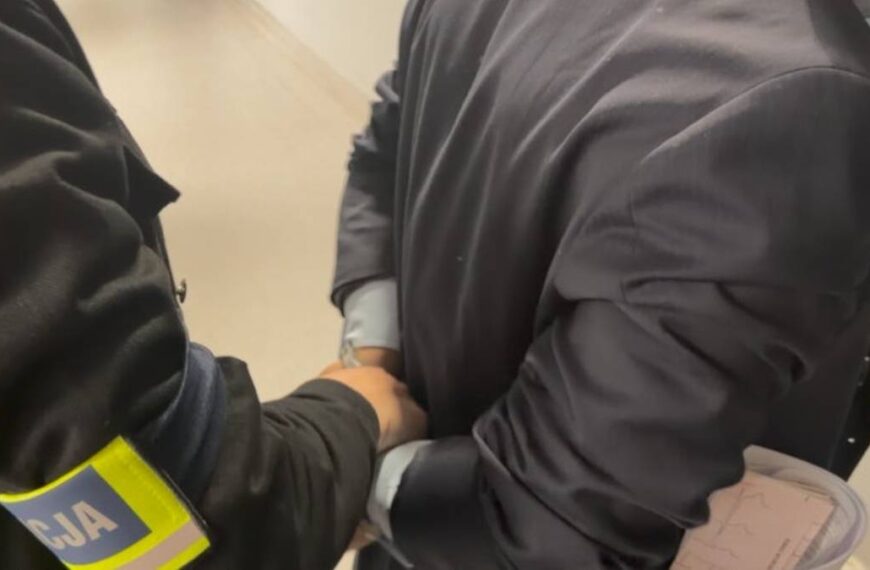 Pozłacane oszustwo. Warszawska policja aresztuje fałszywego “Szejka z Dubaju”.