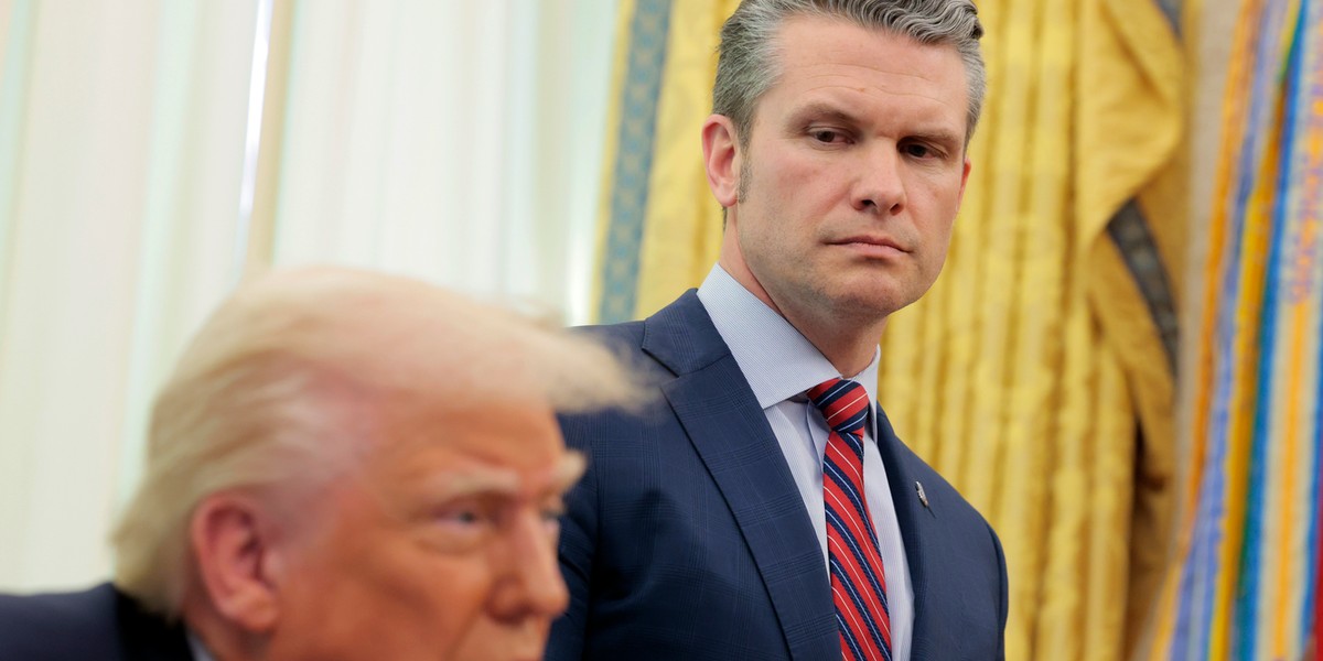 Sytuacja wywołuje wątpliwości, gdyż Hegseth jest jednym z kluczowych kreatorów operacji zbrojnych przeciwko Iranowi i należał do najzagorzalszych orędowników uderzenia za kadencji Donalda Trumpa