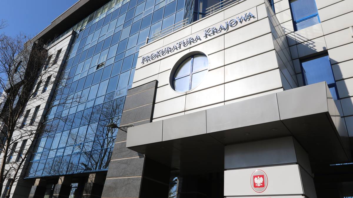 Budynek Prokuratury Krajowej z napisem "Prokuratura Krajowa" i godłem Polski.